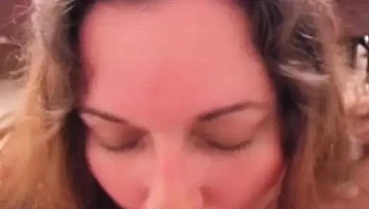 Düzgün vücutlu kötü kız ateşli göğüslerini sikiyor