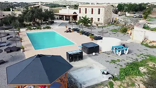 Büyük memeli ve dövmeli tenli Alman sürtükle heyecan verici mastürbasyon açık havada seks oyuncağıyla eğleniyor