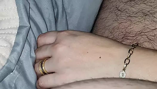 Üvey oğul üvey annesinin sikini elle kaydırmasına ve mastürbasyon yapmasına izin veriyor