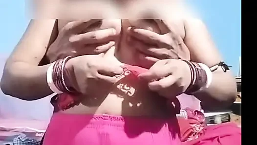Üvey kız kardeş göğüslerine dokunuyor
