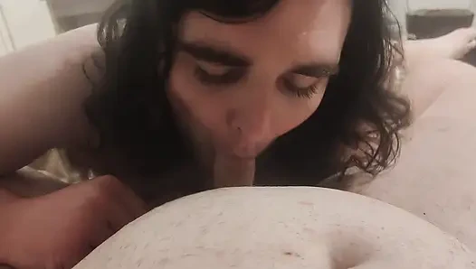 Seksi trans kız kız arkadaşının yarağını emiyor