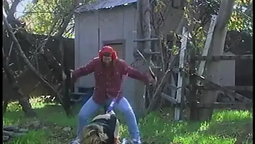 Seksi sarışın hatun erkeğinin elleriyle çifte penetrasyon istiyor