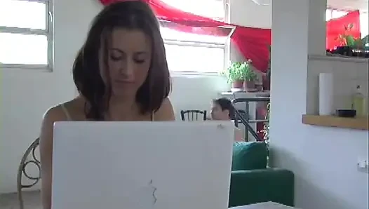 Yatakta iki azgın kaltak sikiliyor, emiliyor ve sikiliyor