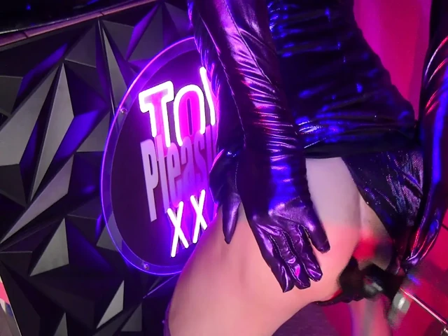 Violette kadın kılıklı anal seks oyuncağı
