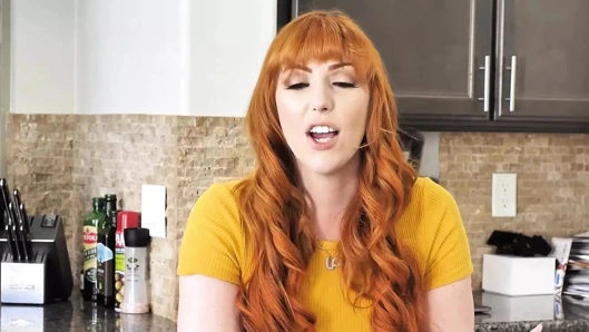 İri göğüslü üvey anneler üvey oğullarını mastürbasyon yaparken yakalıyor ve cinsel gerginliği bırakmalarına yardım ediyor