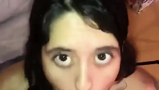 Yaramaz kız yüzüne boşalmayı seviyor ve