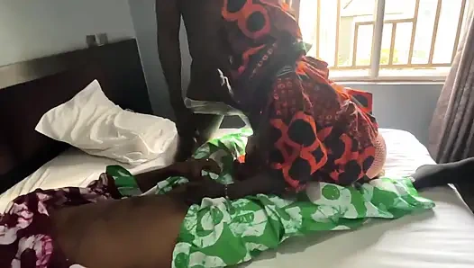 Kocası Uzaktayken Orta Yaşlı Seksi Kadın Sikiliyor