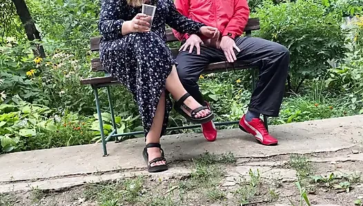 Olgun üvey annem parkta açık havada sikimi sağıyor