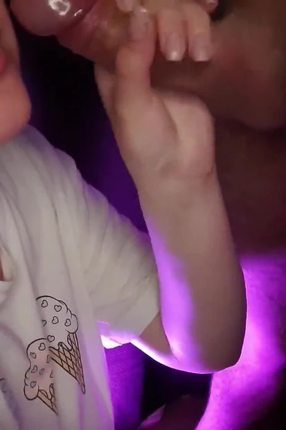 Mary сосет член крупным планом и получает сперму на лицо