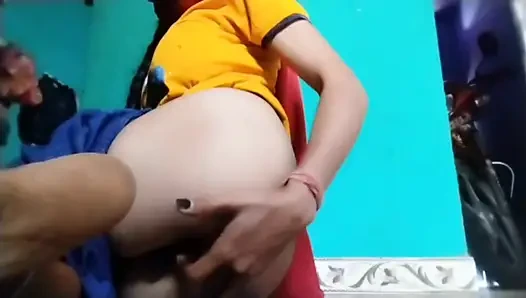 Hintli güzel kız evde parmaklıyor