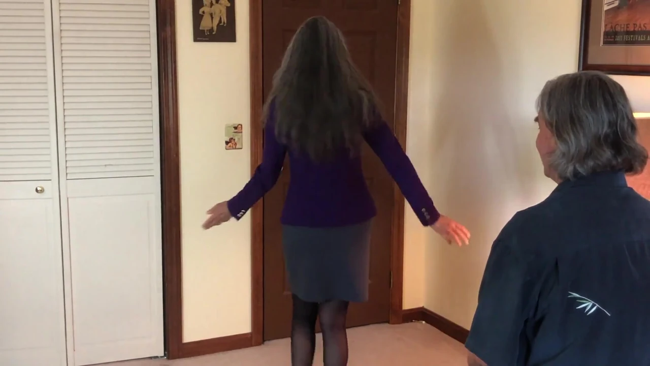 परिपक्व विनम्र चोदने लायक मम्मी गुलाम का कॉलर प्राप्त करती है और लंड की पूजा करती है