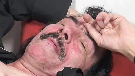 Seksi orta yaşlı seksi kadın sert sakso çekiyor ve büyük yarakla gırtlağına kadar alıyor