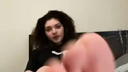 Rena ayaklarını gösteriyor