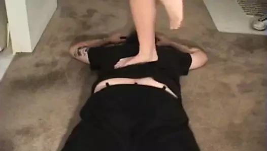 Çıplak ayakla ezmek