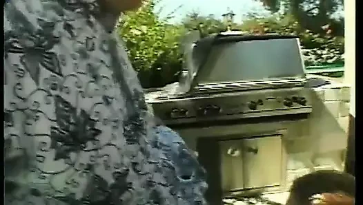 Ateşli küçük fahişe ağzıyla harika bir yarakla sevişiyor