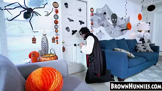 Çikolata genç güzellik kedi tedavi için cadılar bayramı