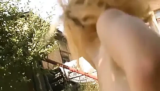 Sarışın piliç için açık havada sikiş ve işeme
