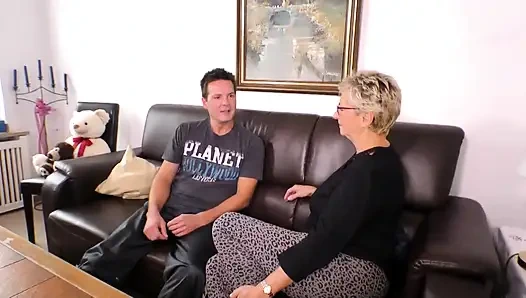 Yorgun nine işten sonra genç yarağa aç