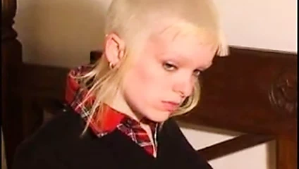 Sarışın lili içinde bir ekose etek ve siyah külot fm14