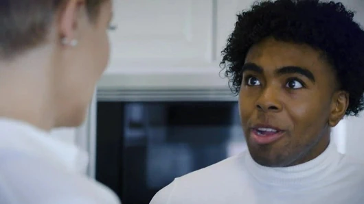 koruyucu anne bir seks dersi öğretir