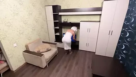 Milf televizyonu çözmek istedi ve kıçından bir penis aldı