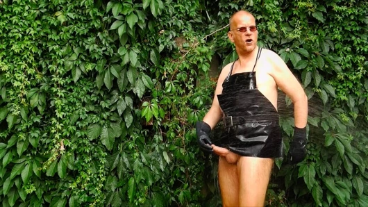 Azgın lastik bahçıvan 27 (ıslak oyun ve sidik)