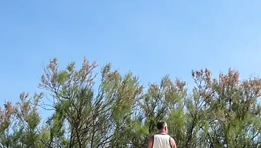 Halka açık otoparkta mastürbasyon yapıyor