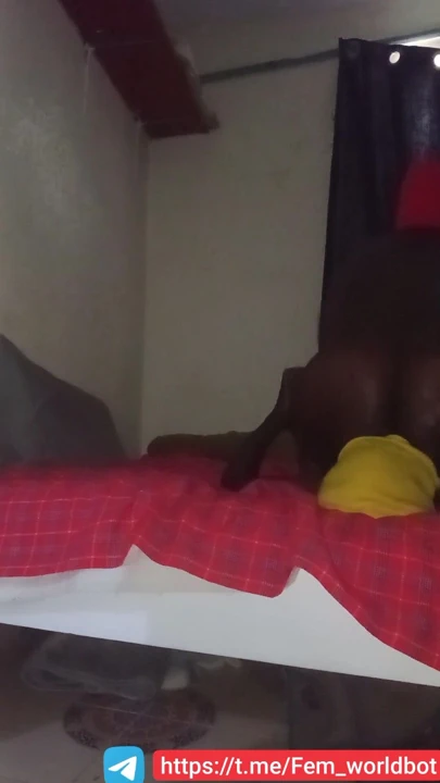 Büyük götlü sahibe etrafında zıplıyor | Klip 1