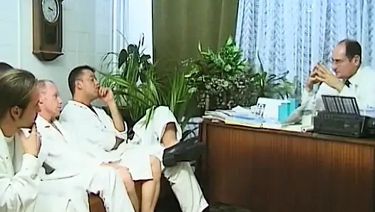 Çoraplı çekici Alman genç kız doktor tarafından götten sikiliyor