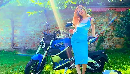 Motosikletli amcık ıslak azdırıyor ve orgazm oluyor