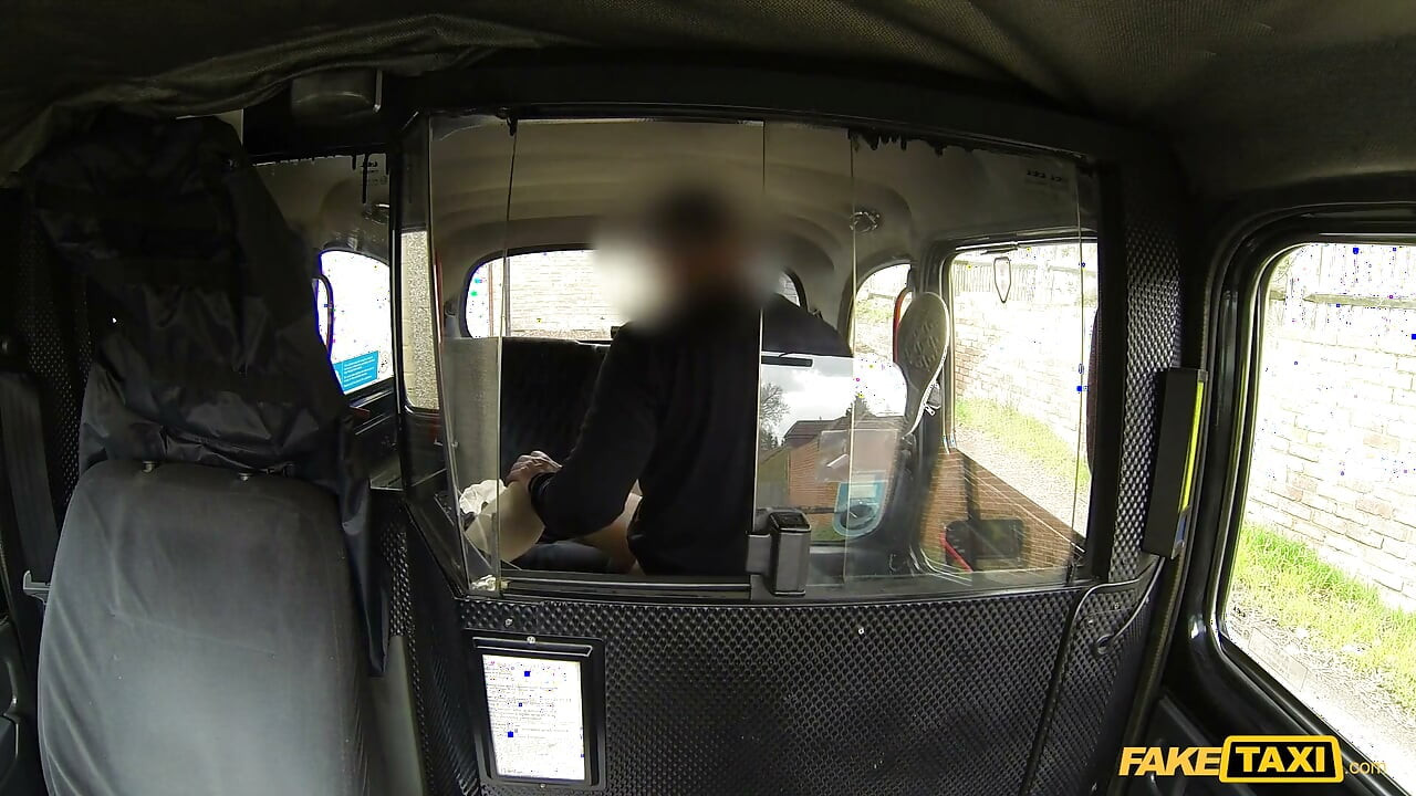 Fake taxi - yaramaz Tiffany Naylor takside saklanırken yakalandı, elle muamele çekiyor ve dışarıda derin amcık sikişi