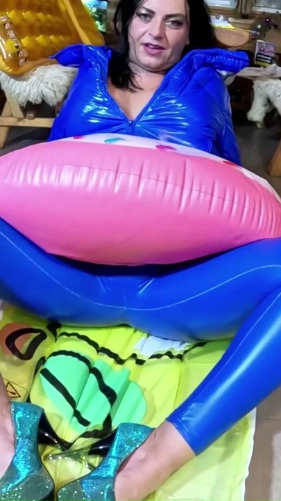 Dominant MILF Deri Pantolon ve Parlak Şişme Ceket. Havalı Yatak, Plaj Topu Patlatma ve Boşalma Oyunu | Klip 1