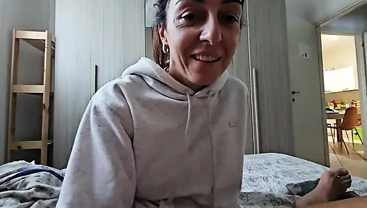 Ateşli orta yaşlı seksi kadın, ayakla muamele ve İtalyan diyalogları