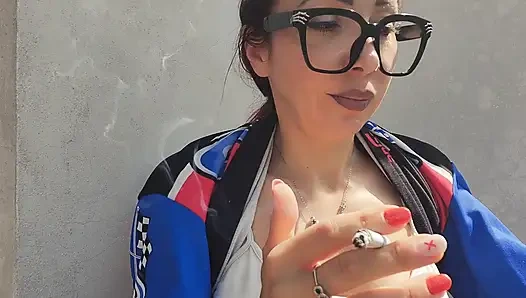 Sigara içme ve güzel Lavinia ile yeni bir rahatlatıcı mola