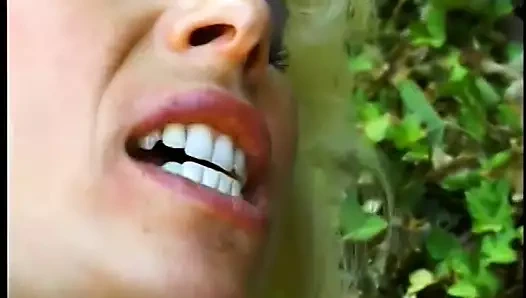 Azgın sarışın bacaklarını açıyor ve havuzun yanında yalanıyor