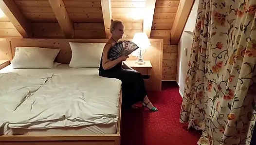 Sarışın Olgun Eş Yarı Giyinmiş Seksin Tadını Çıkarıyor