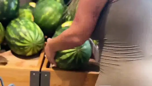 Alanna Pow ve büyük doğal kavunları ile havuzda serinliyor