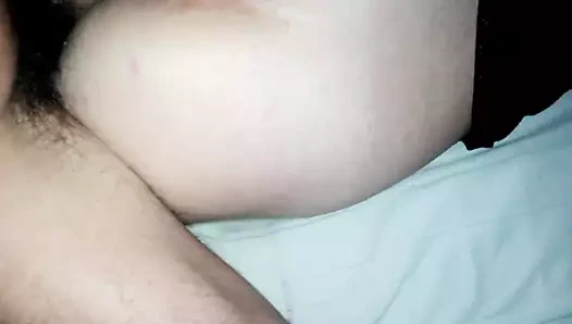 Ben uyumaya çalışırken penisini vajinama sokuyor