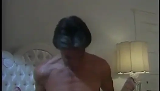 Geile weibliche eltern in sexy dessous reitet steinharten schwanz in einer dampfigen sexcapade im schlafzimmer