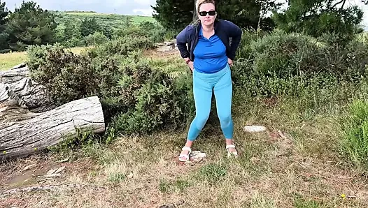Kız çişini tutamıyor ve çaresizce açık havada işiyor derlemesi