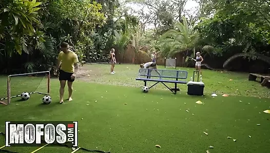 Mofos - azgın sarışın Mimi Monet yarağa binmenin futbol pratiğinden daha iyi bir egzersiz olduğuna karar verdi