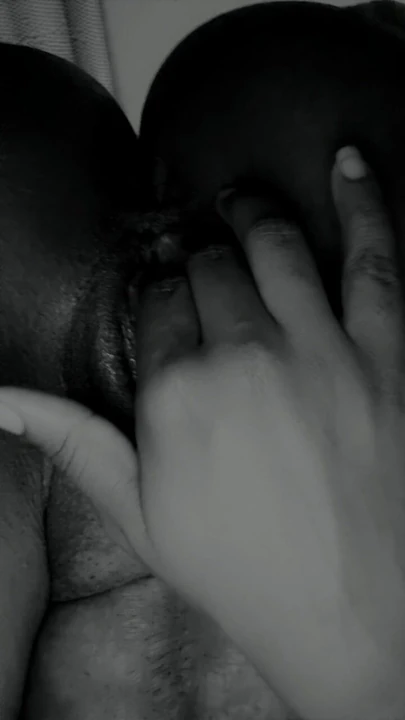 Güzel çikolata amcığımla oynuyorum