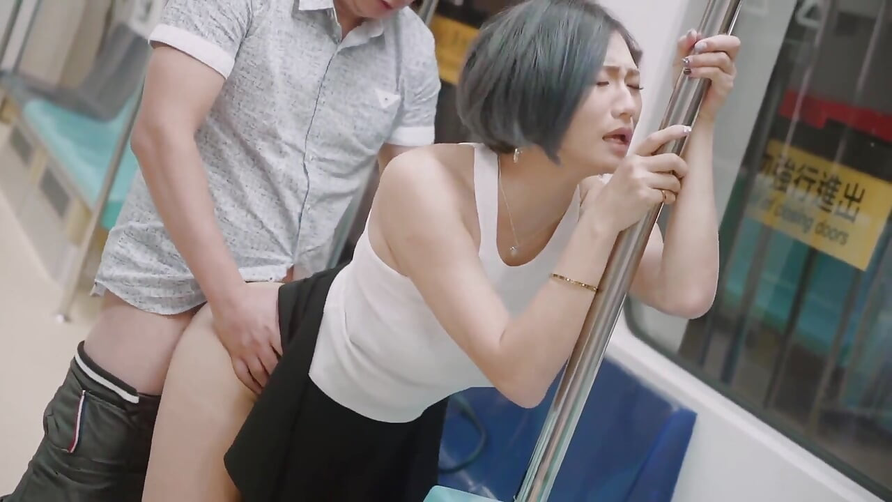 Metroda Asyalı azgın hatunla sahne - sapık orta yaşlı seksi kadınlar