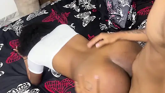 Ev ödevimi yapmama yardım ettiğin için üvey erkek kardeşimin lezzetli yarağının üstüne biniyorum...