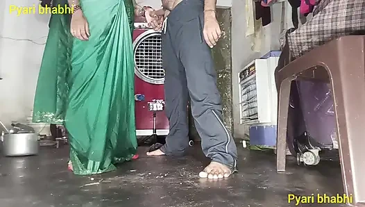 Göt amcık sikiyor yarak emiyor göğüslerini emiyor memeden süt emiyor ve domaltarak yarağa oturuyor ve doğrudan Hintçe seste yatıyor