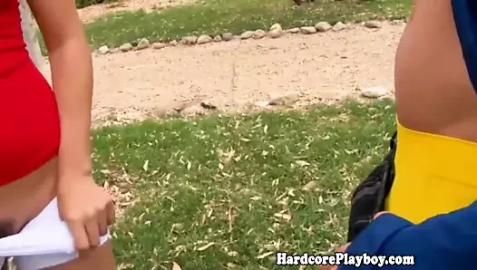 Klas sarışın bebek sikikleri açık havada