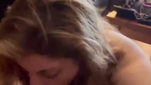 Ateşli orta yaşlı seksi kadın kocasının büyük yarağını emiyor