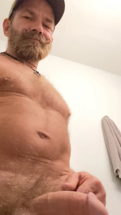 Писающая на тебя заставляет волосатый папочка перейти от мягкого к жесткому - Danny Block