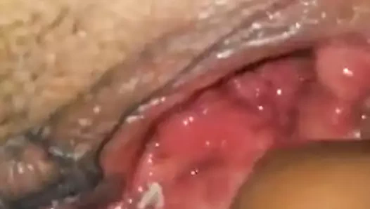 Evli kadın yardım ediyor