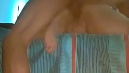Evli sürtük iyi bir ateşli evli kadının olması gerektiği gibi küfür ediyor, inliyor ve yarak için yalvarıyor.